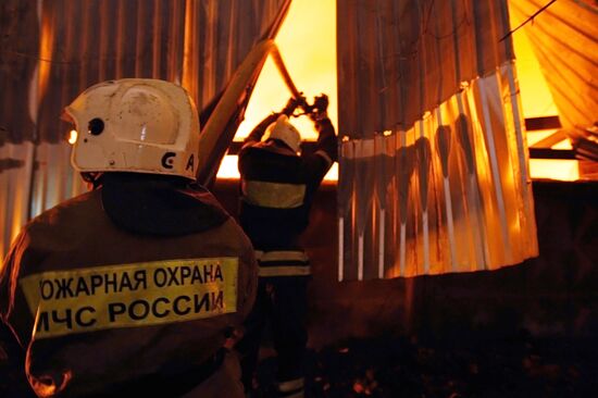 Пожар на складе кормов для животных на западе Москвы