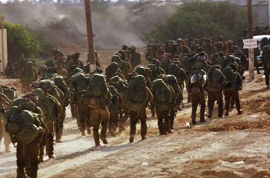 Израильские резервисты входят в сектор Газа
