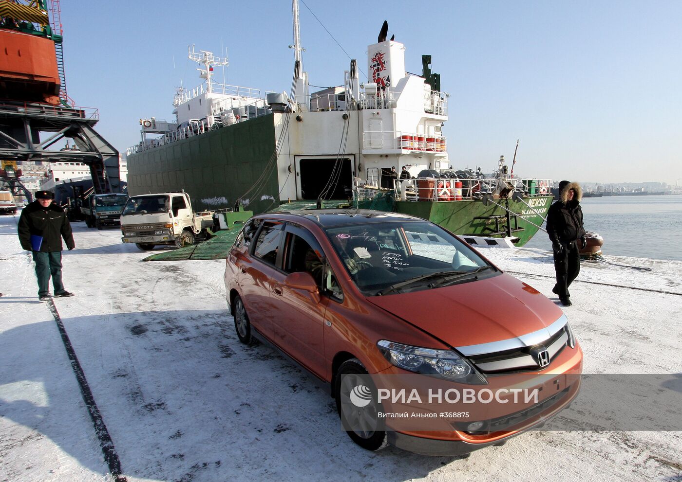 Разгрузка автомобилей с судна, прибывшего из Японии