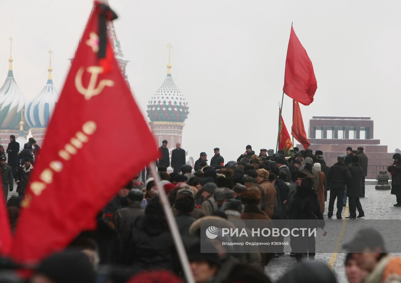 Коммунисты возложили венки к мавзолею В.И.Ленина