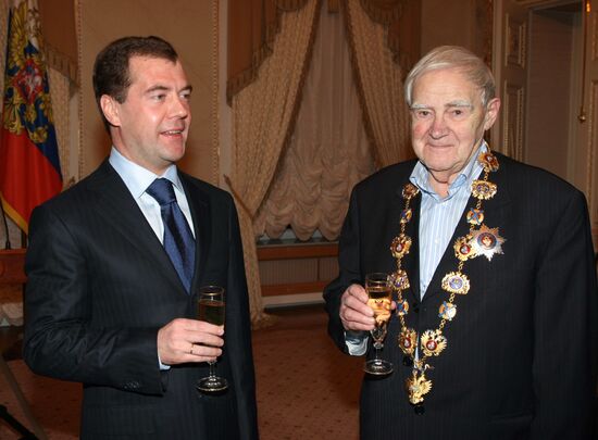 Дмитрий Медведев в Санкт-Петербурге вручил орден Даниилу Гранину