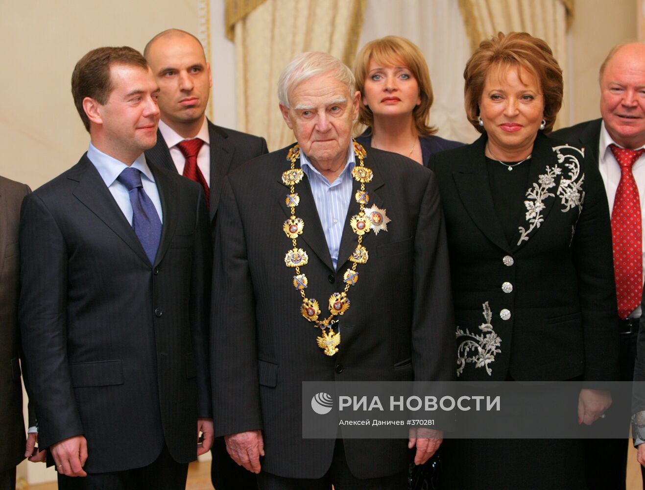 Дмитрий Медведев в Санкт-Петербурге вручил орден Даниилу Гранину