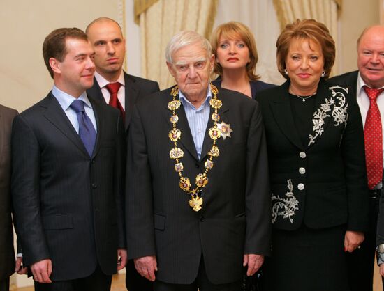 Дмитрий Медведев в Санкт-Петербурге вручил орден Даниилу Гранину