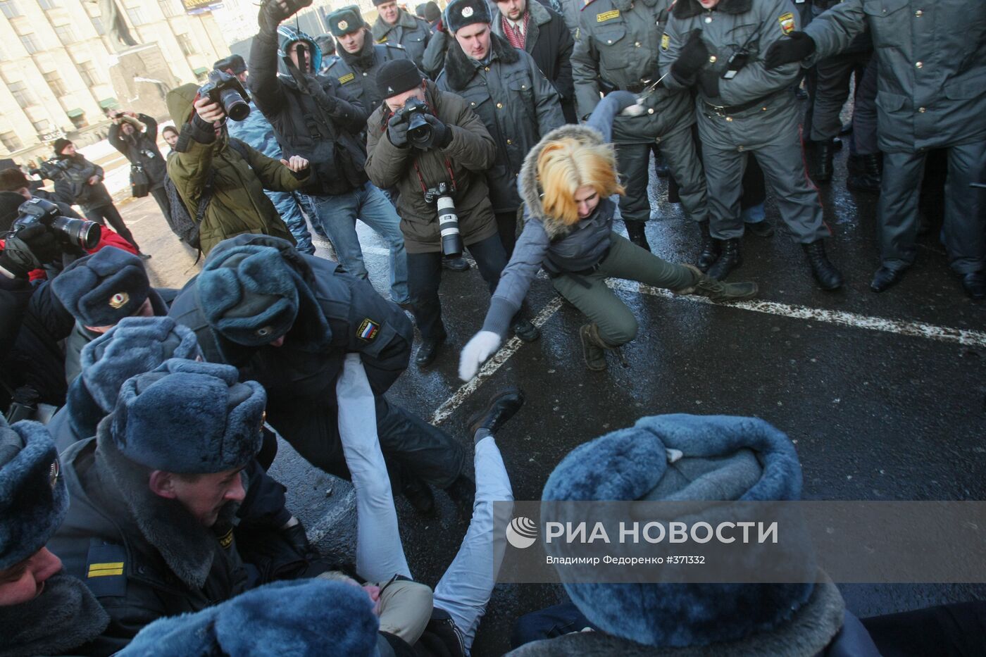 Митинг КПРФ закончился задержанием пятерых нацболов