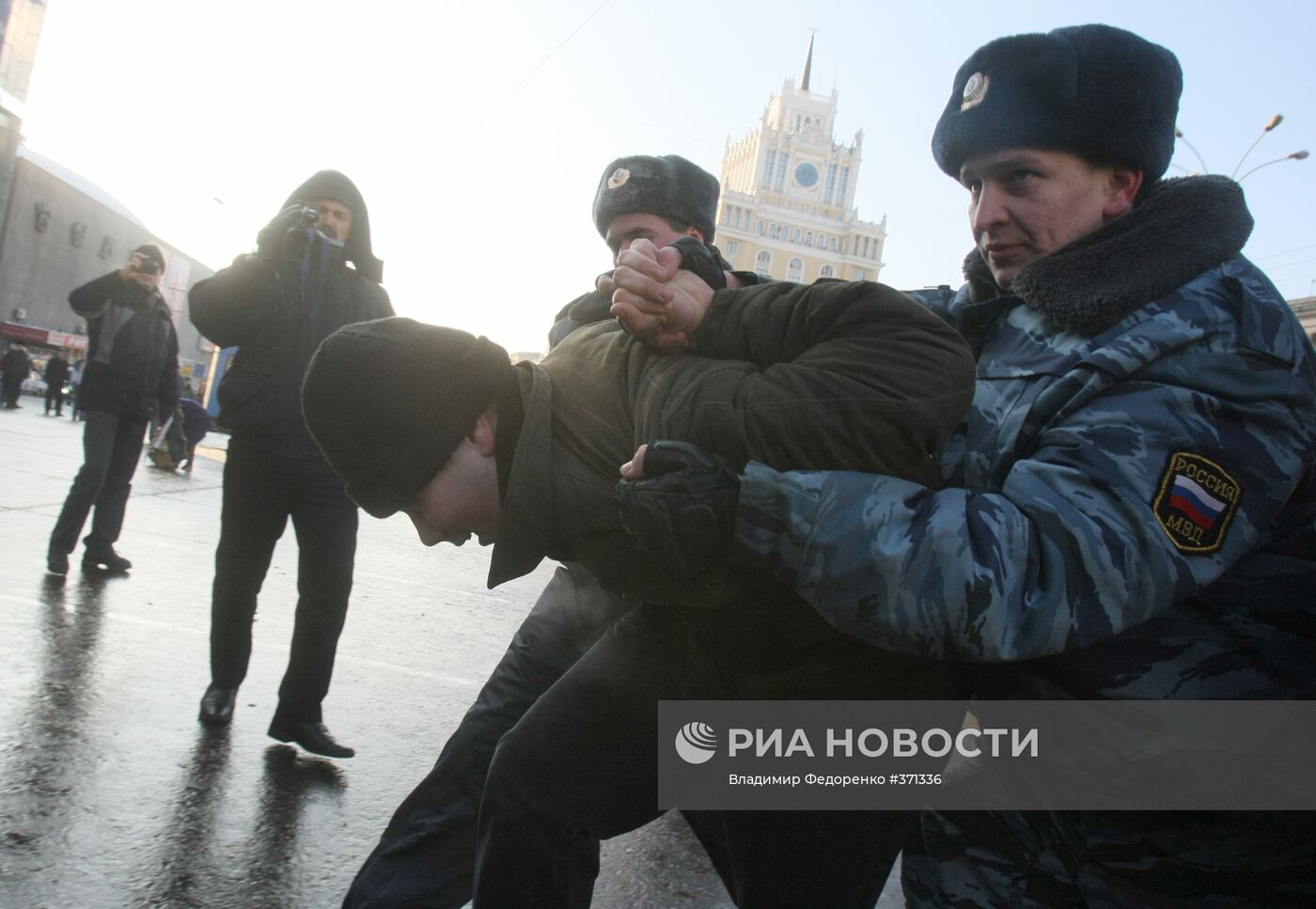 Митинг КПРФ закончился задержанием пятерых нацболов