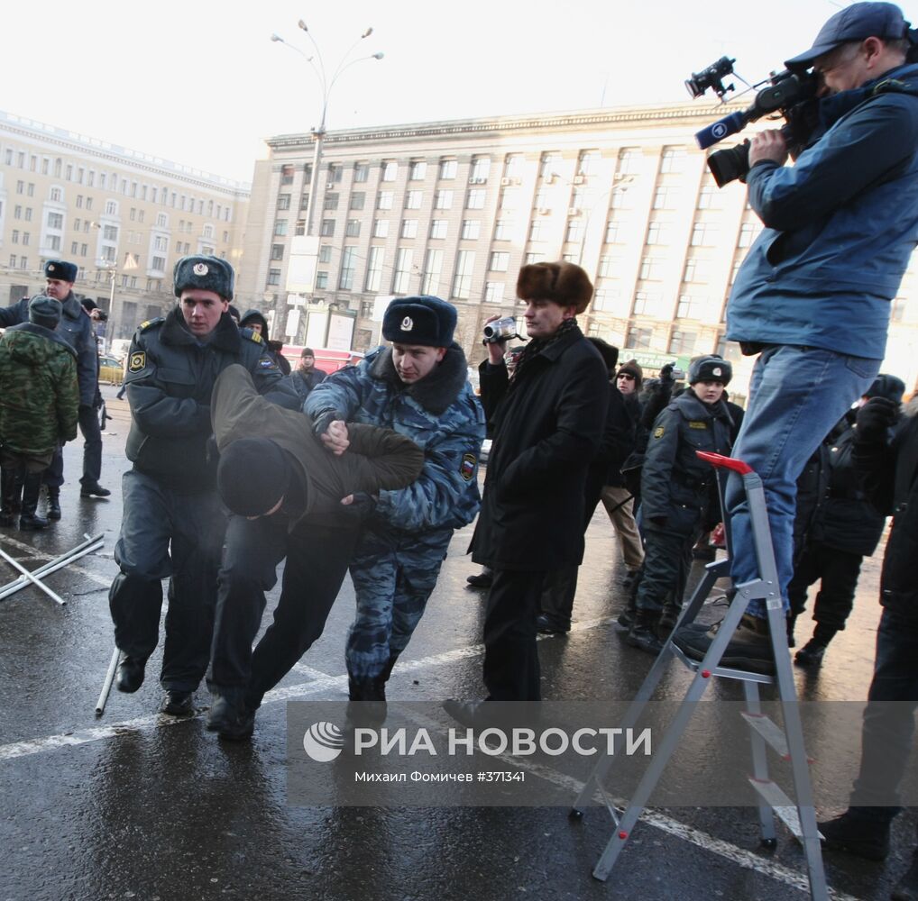 Митинг КПРФ закончился задержанием пятерых нацболов