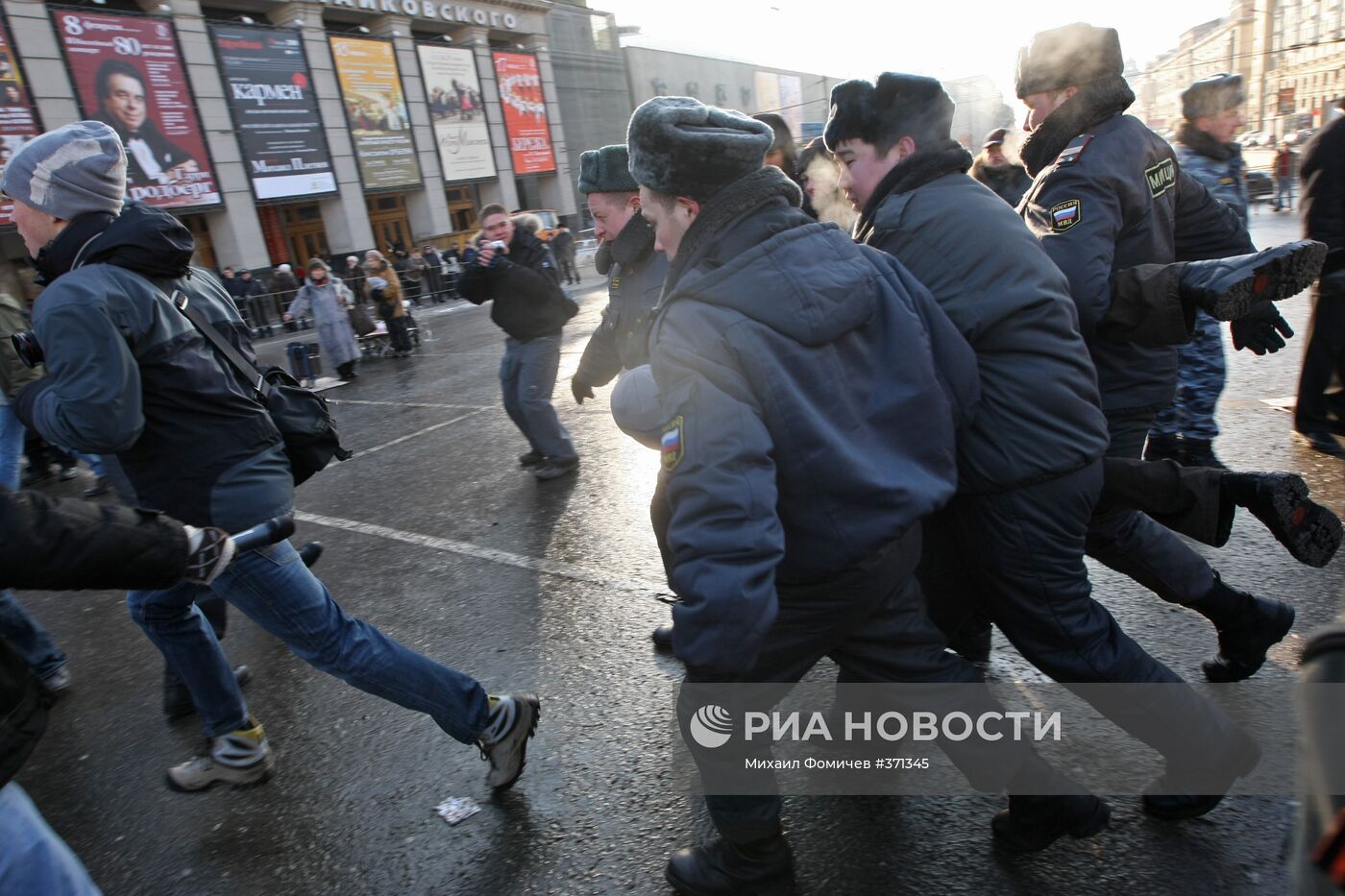 Митинг КПРФ закончился задержанием пятерых нацболов