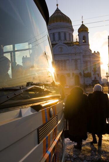 У храма Христа Спасителя в Москве