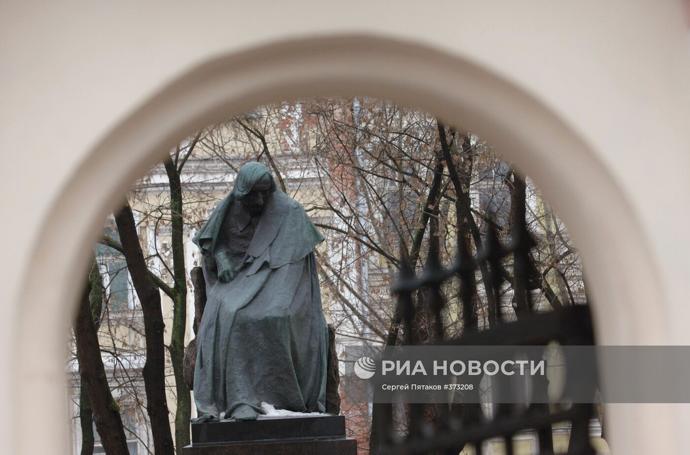 Памятник великому русскому писателю Николаю Гоголю в Москве