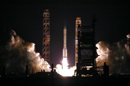 Пуск ракеты-носителя "Протон-М" со спутниками серии "Экспресс"