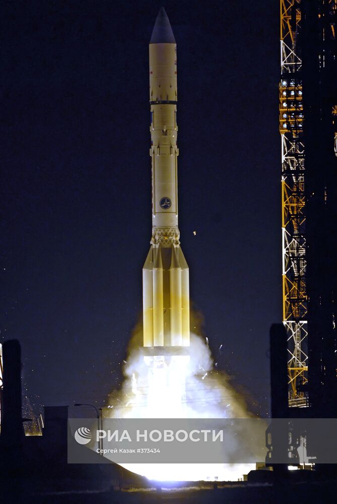 Пуск ракеты-носителя "Протон-М" со спутниками серии "Экспресс"