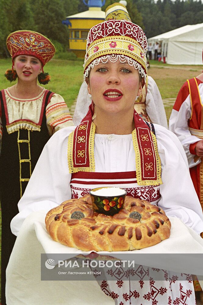 Русская красавица с хлебом-солью