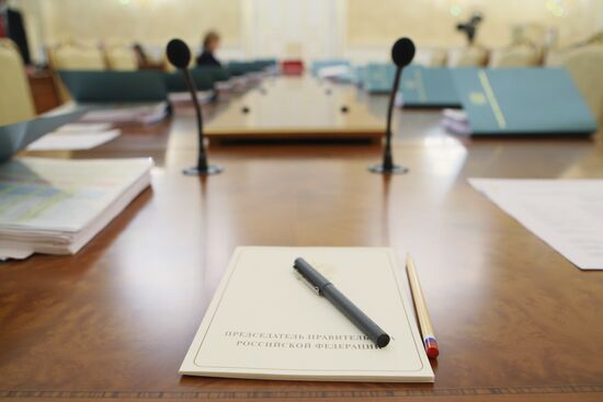 Перед началом совещания по экономическим вопросам