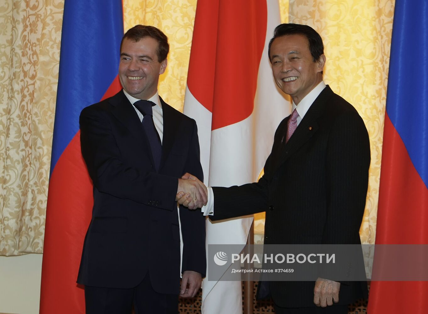 Дмитрий Медведев и Таро Асо в Южно-Сахалинске