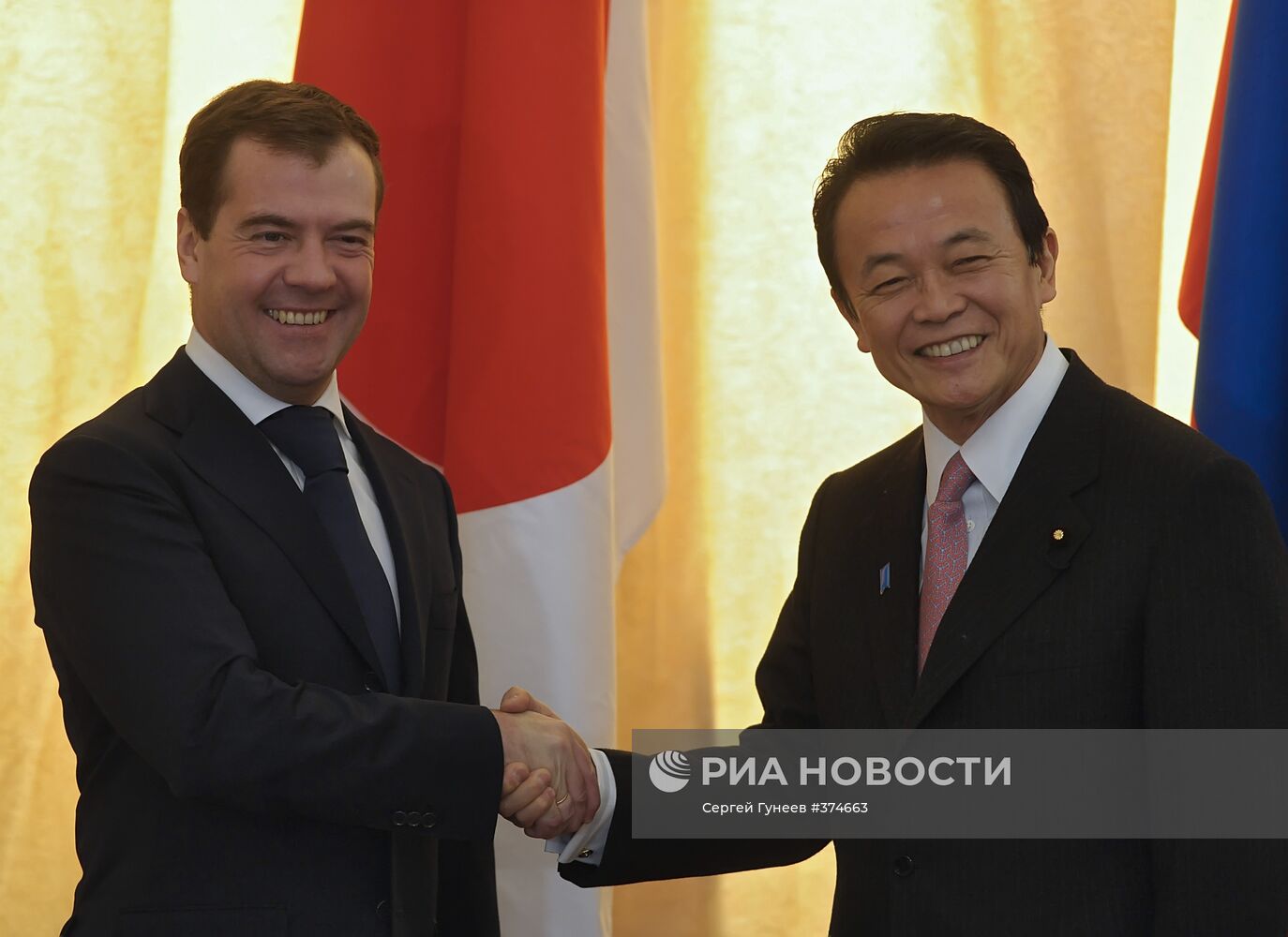 Дмитрий Медведев и Таро Асо в Южно-Сахалинске