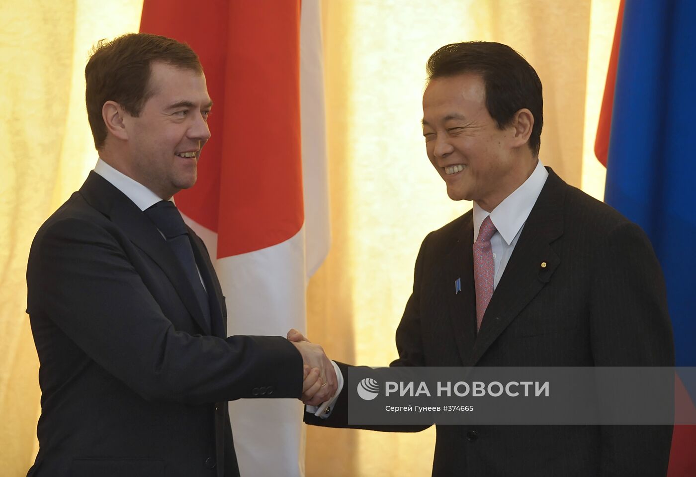 Дмитрий Медведев и Таро Асо в Южно-Сахалинске