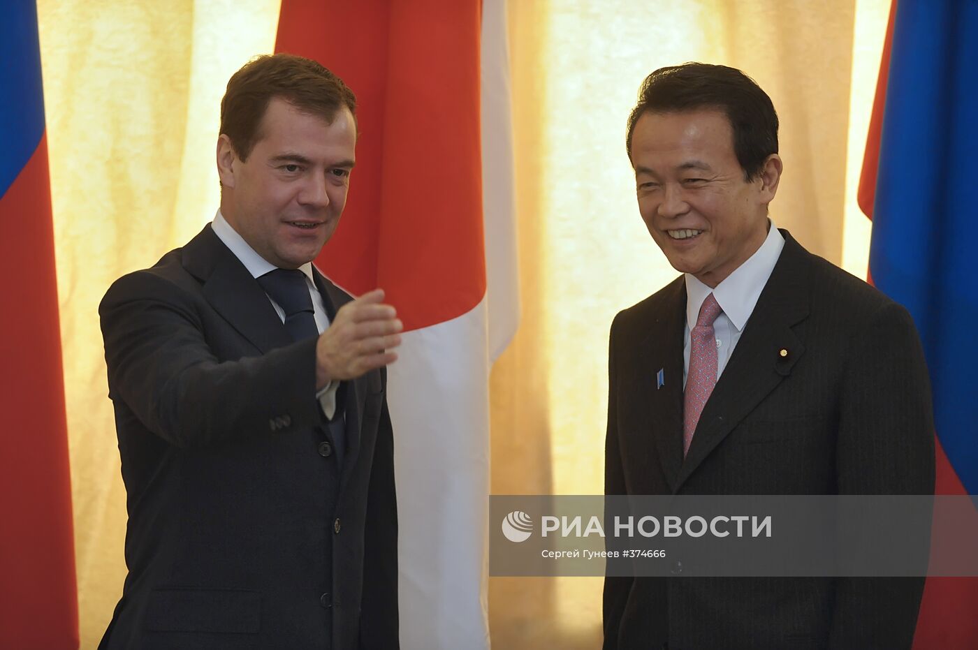 Дмитрий Медведев и Таро Асо в Южно-Сахалинске