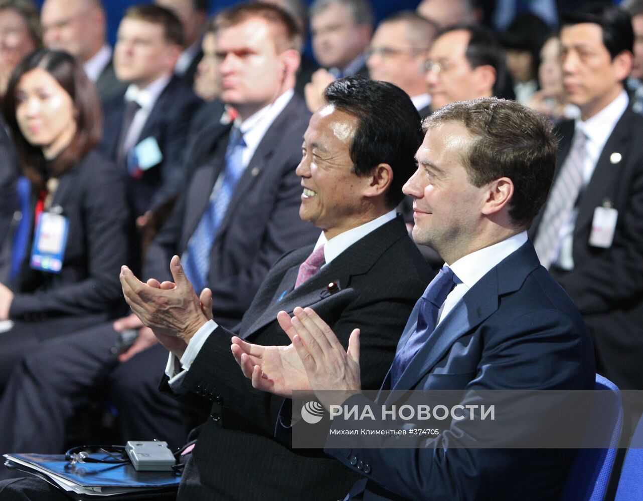 Д.Медведев и Т.Асо на заводе по производству сжиженного газа