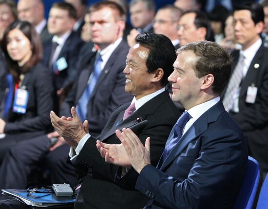 Д.Медведев и Т.Асо на заводе по производству сжиженного газа
