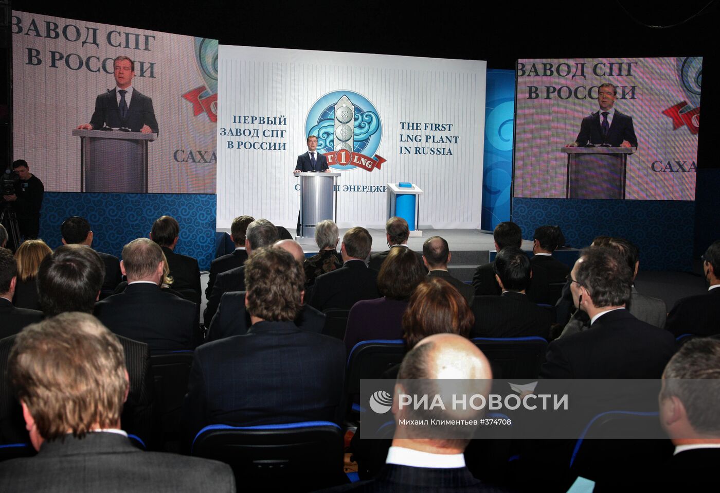 Д.Медведев на заводе по производству сжиженного газа