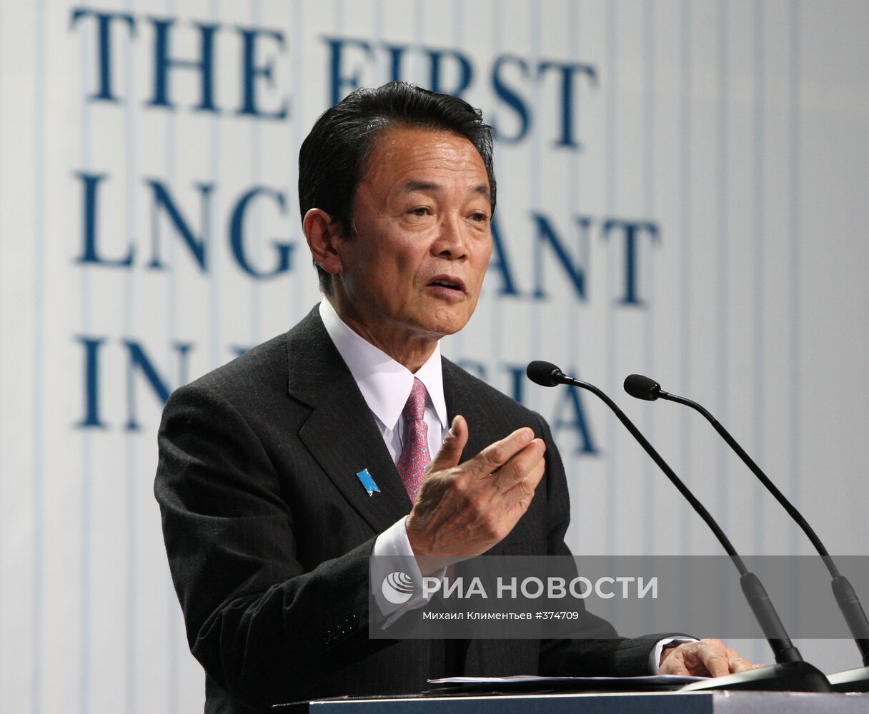 Т.Асо на заводе по производству сжиженного газа