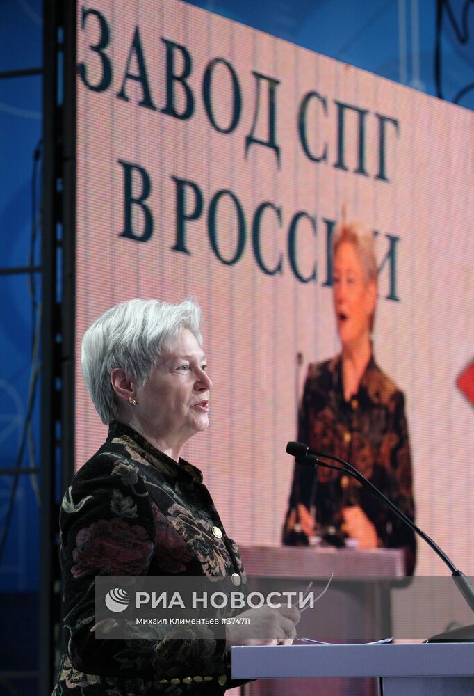 М.Ж. ван дер Хувен на заводе по производству сжиженного газа