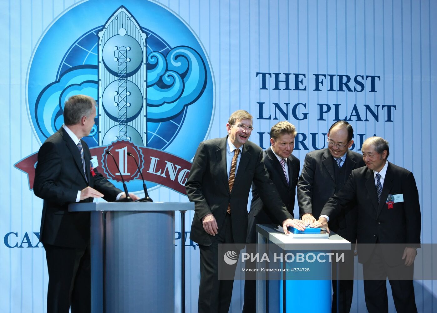На церемонии открытия завода по производству сжиженного газа