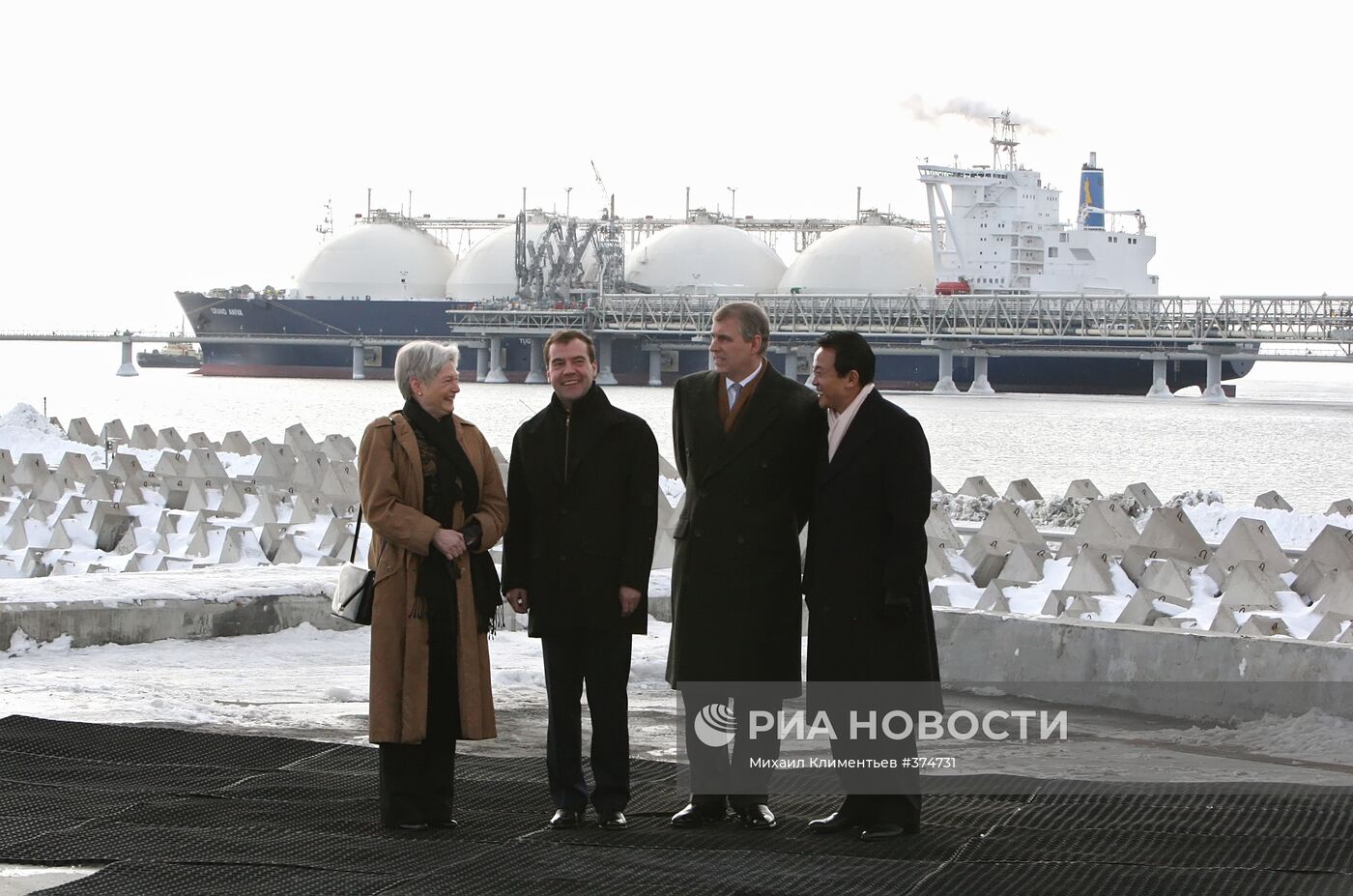 М.Ж.ван дер Хувен, Д.Медведев, принц Эндрю и Т.Асо на заводе СПГ