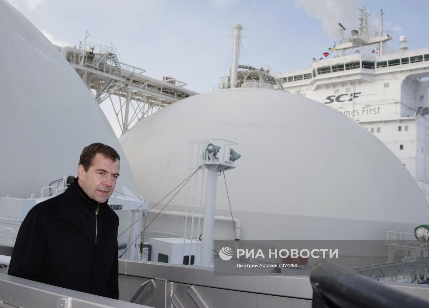 Д.Медведев на тенкере-газовозе "Гранд Анива" на Сахалине