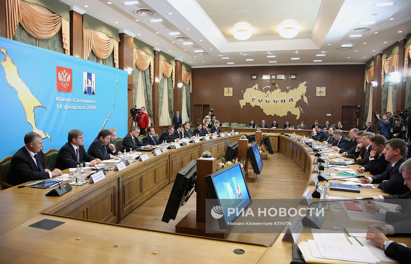 Д.Медведев провел совещание в Южно-Сахалинске