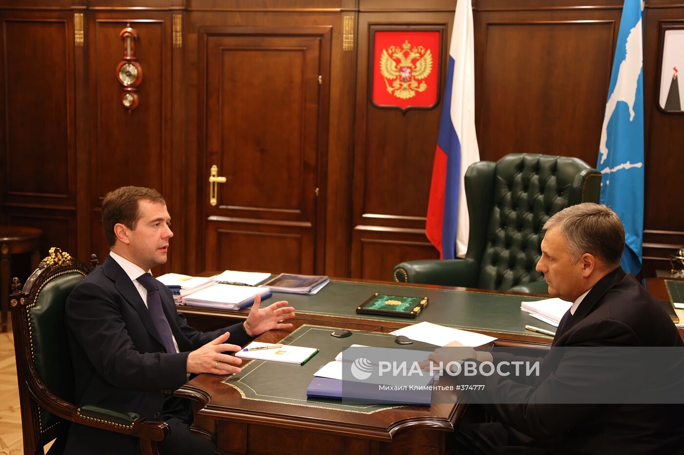 Д.Медведев и А.Хорошавин в Южно-Сахалинске