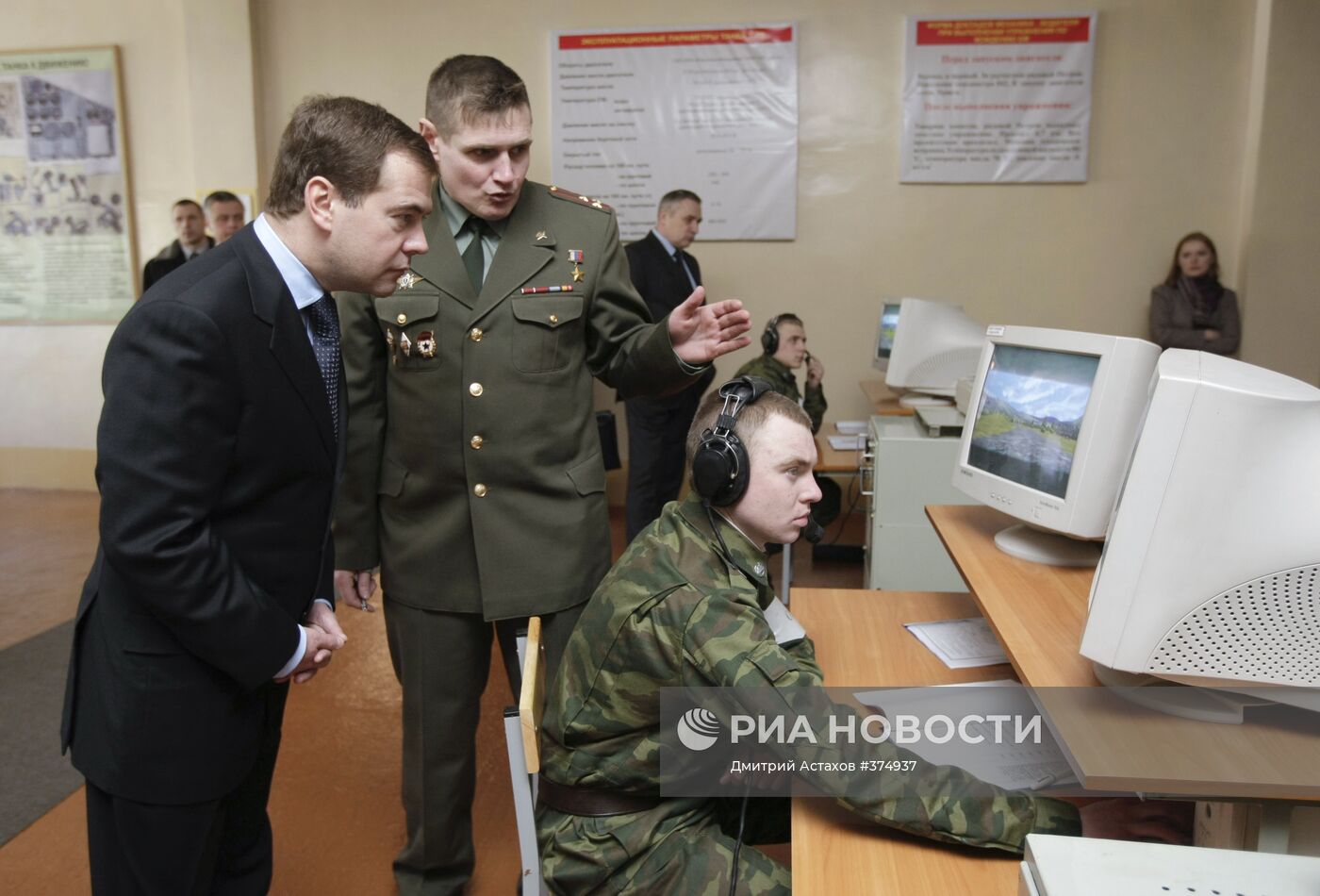 Д.Медведев посетил танковое училище в Чите