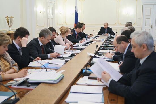 Премьер-министр РФ В.Путин провел совещание в Ново-Огарево