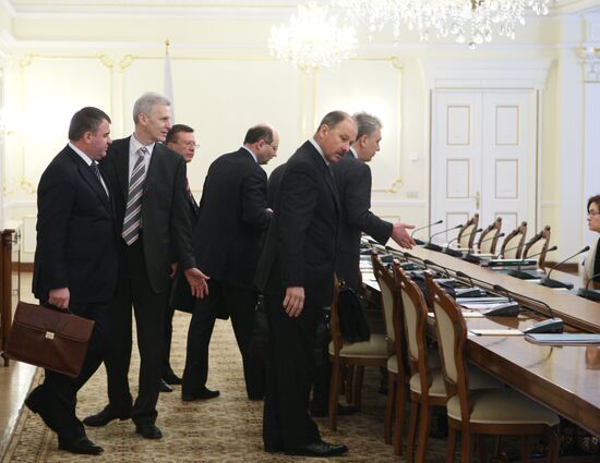 Премьер-министр РФ В.Путин провел совещание в Ново-Огарево