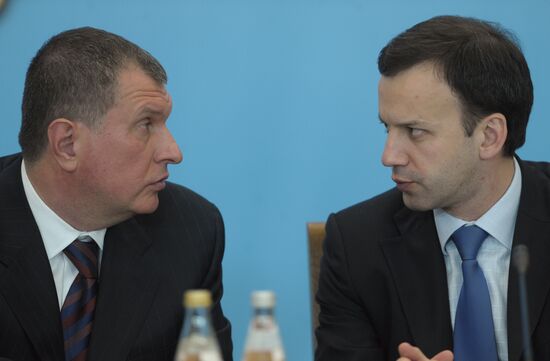 Д.Медведев провел совещание в Южно-Сахалинске