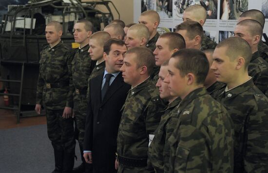 Д.Медведев посетил танковое училище в Чите