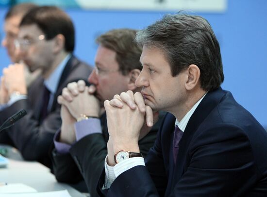 Премьер-министр РФ В. Путин в Едином Информационном Центре