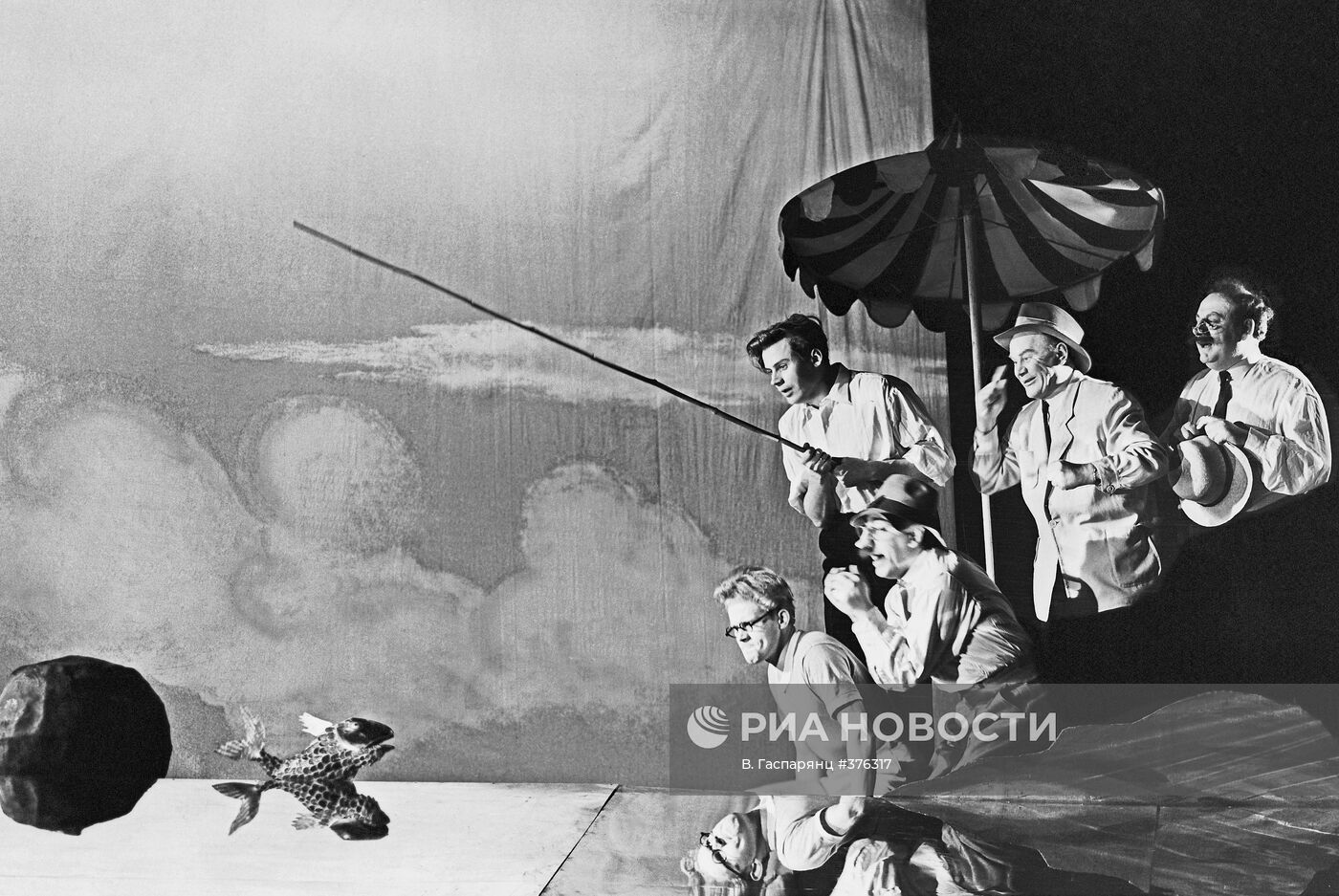Сцена из спектакля Ленинградского театра миниатюр