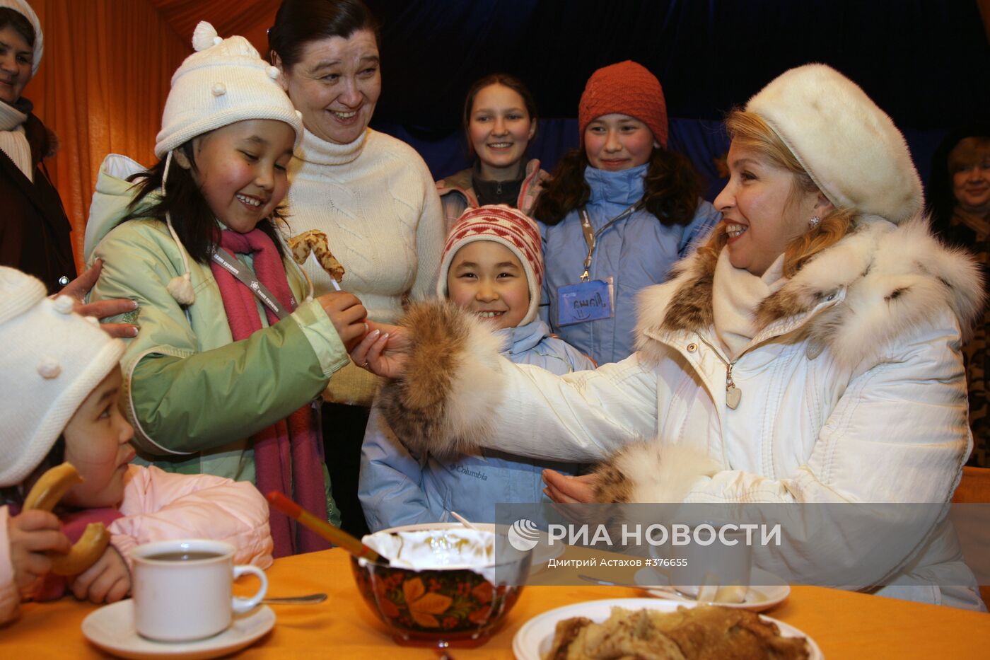 Светлана Медведева вместе с сиротами отметила Масленицу