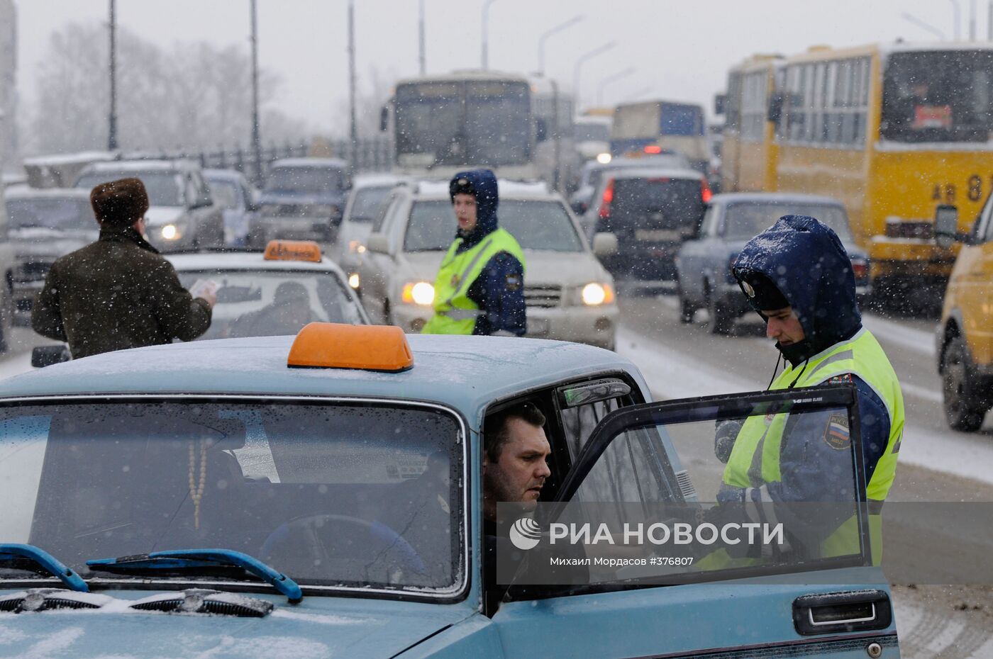 Работа сотрудников дорожно-патрульной службы ГИБДД