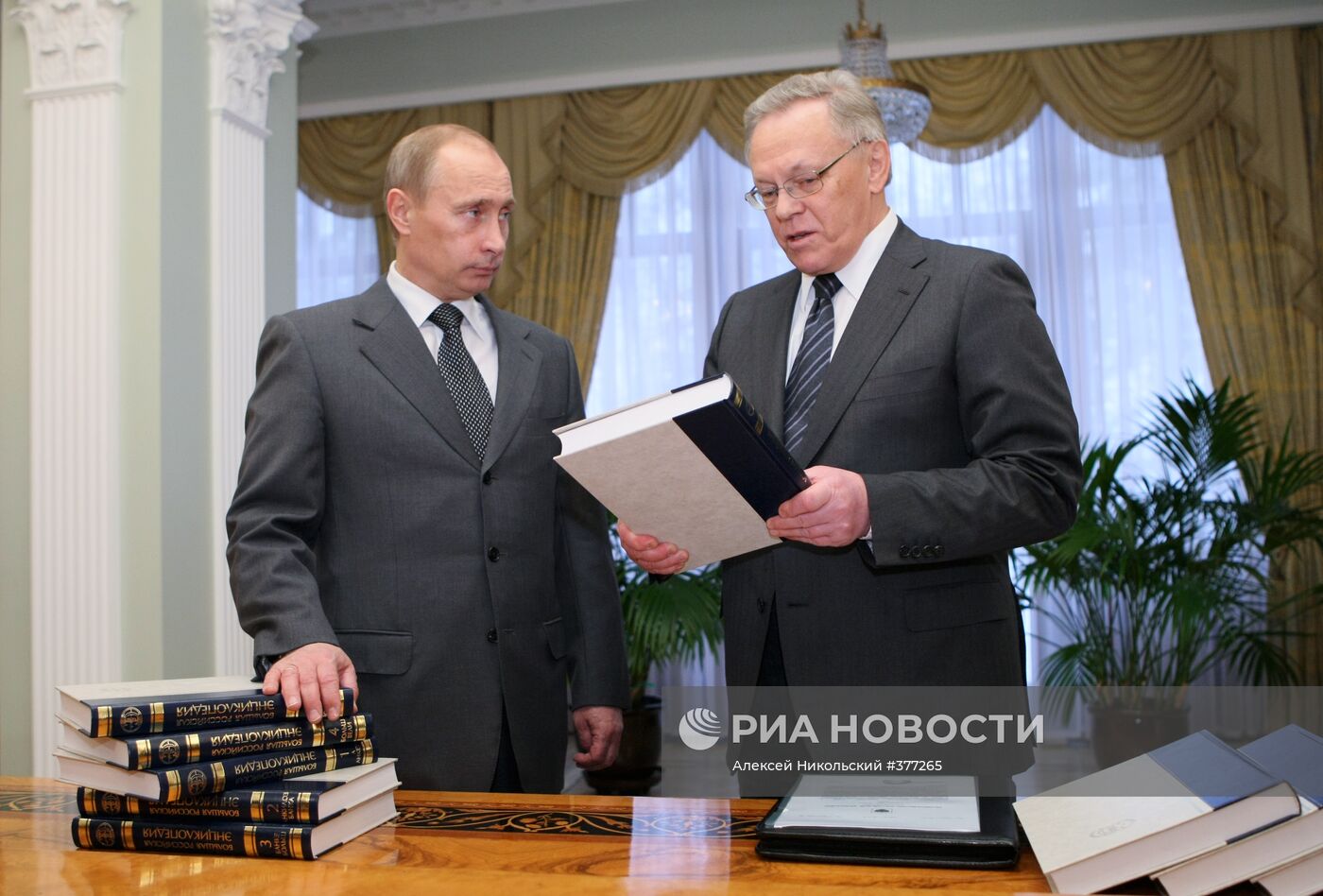 Премьер-министр РФ В. Путин и президент РАН Ю. Осипов