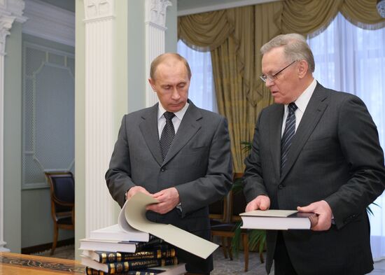 Премьер-министр РФ В. Путин и президент РАН Ю. Осипов