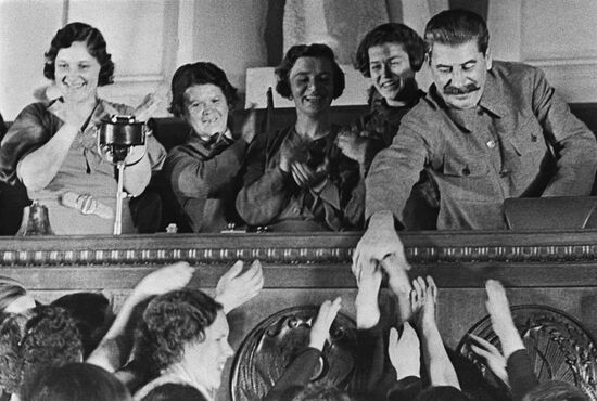 И.В. Сталин приветствует жен командиров РККА