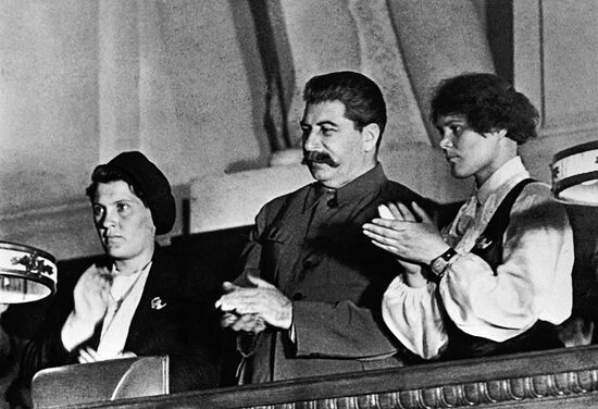 И.В.Сталин, М.Демченко и П.Ангелина на X съезде ВЛКСМ