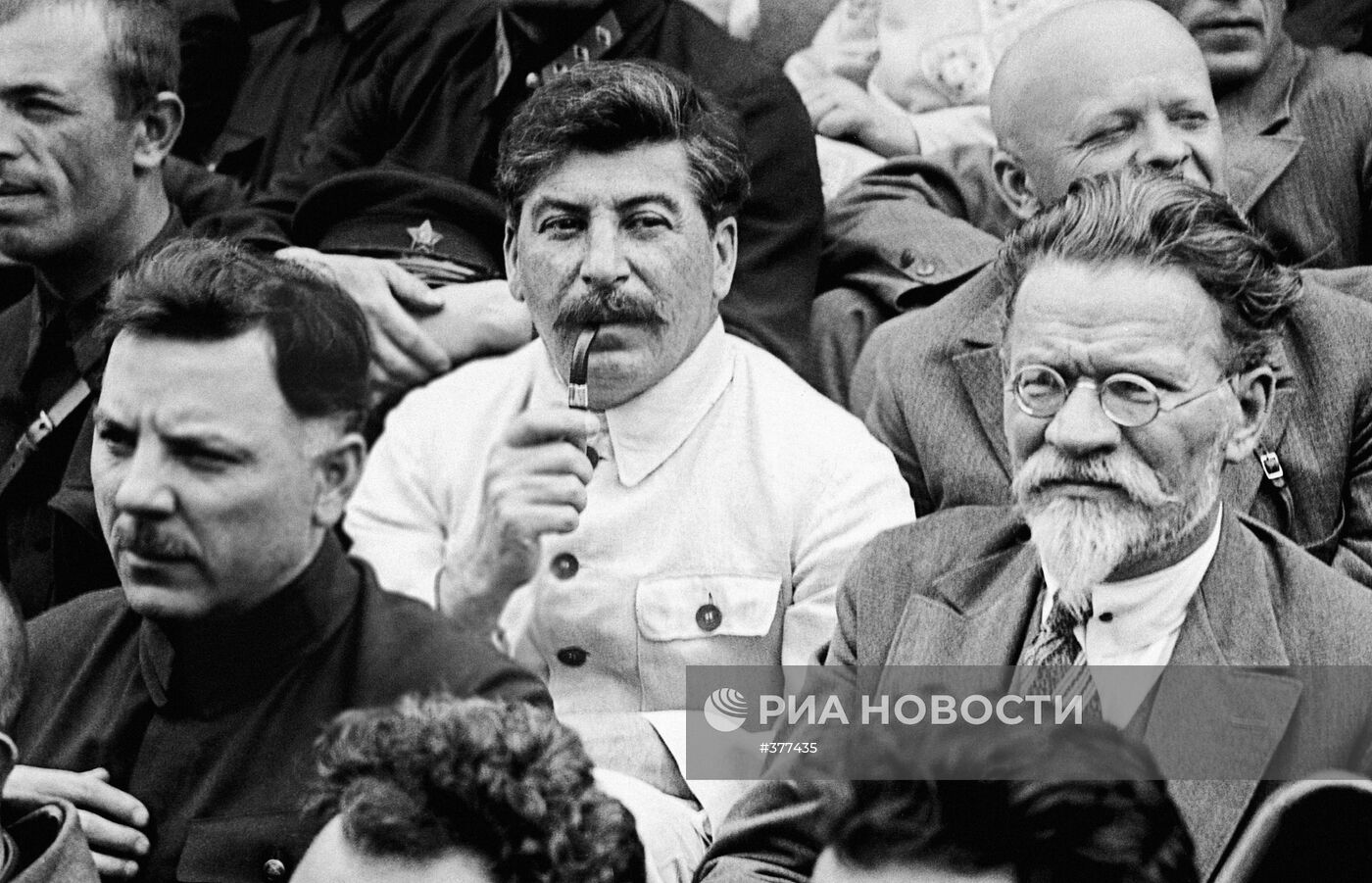 И.В.Сталин, М.И.Калинин, К.Е.Ворошилов на I-м съезде колхозников