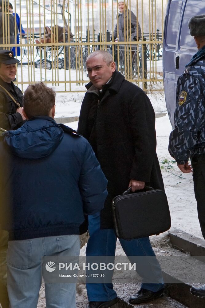 М. Ходорковский и П. Лебедев доставлены в здание суда