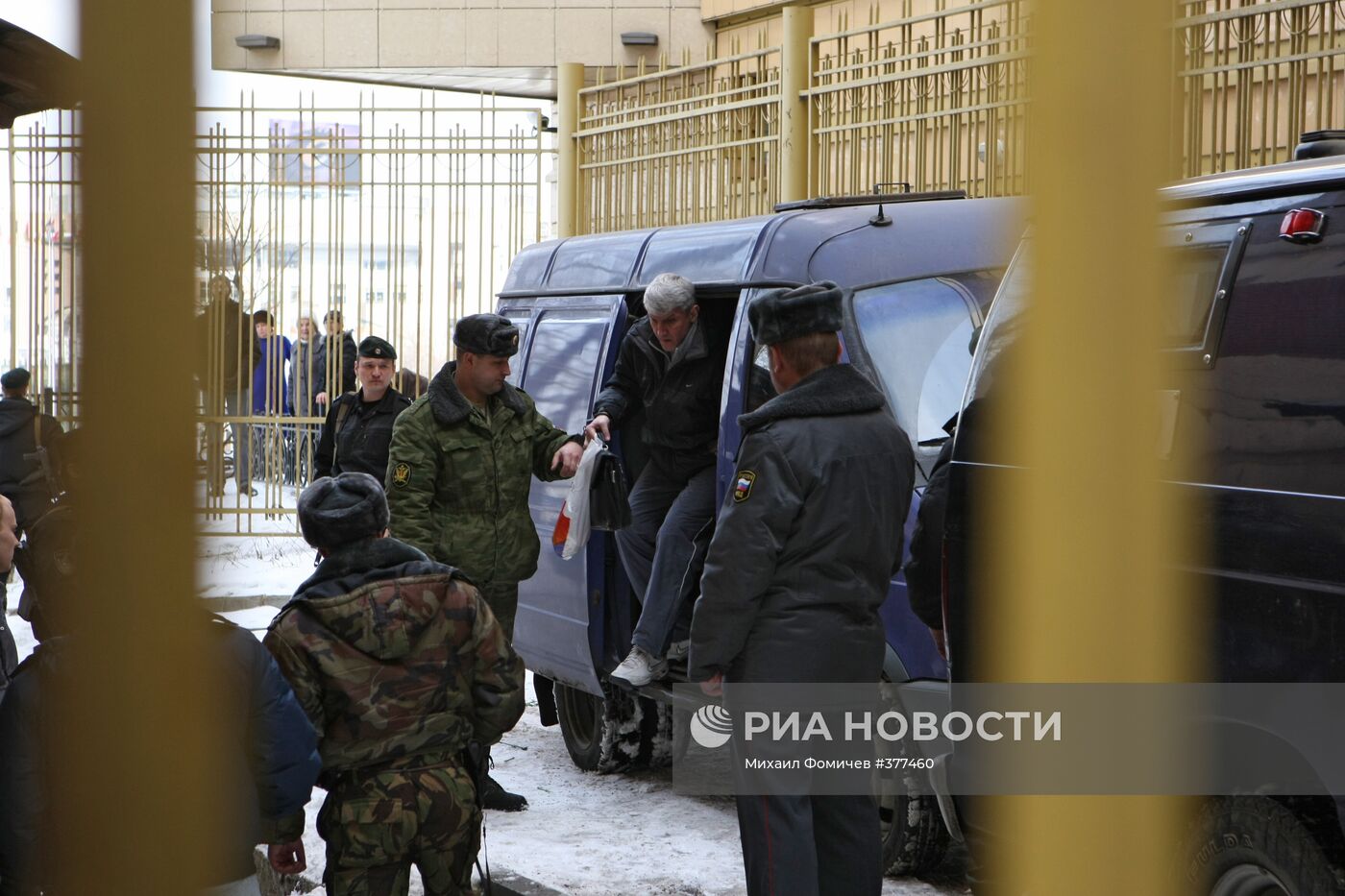 М. Ходорковский и П. Лебедев доставлены в здание суда