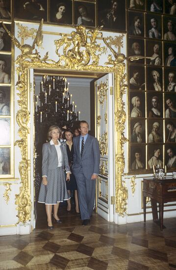 Король Испании Хуан Карлос I и королева София в Петродворце