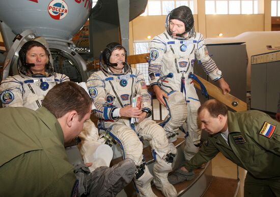 Тренировка экипажей МКС-19 в "Звездном городке"