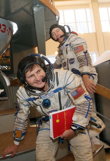 Тренировка экипажей МКС-19 в "Звездном городке"